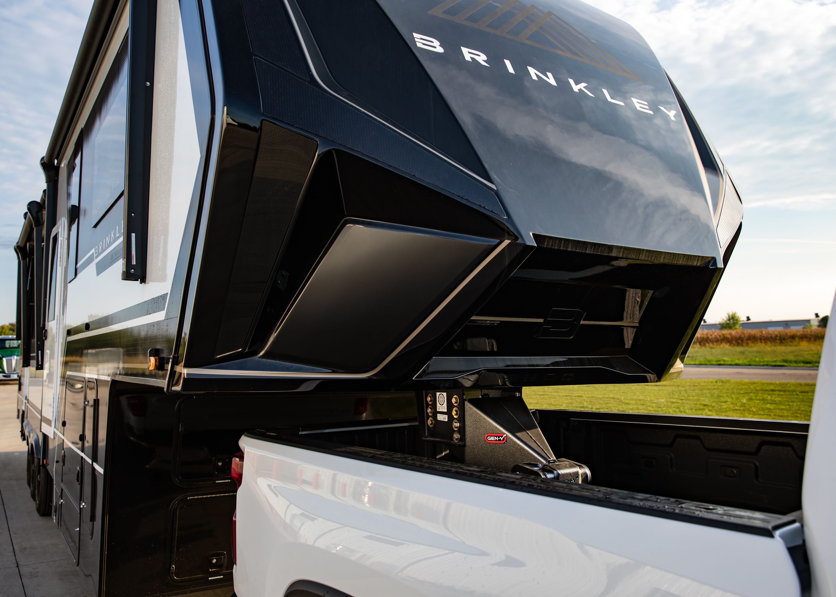 Gen-Y EXECUTIVE TORSION-FLEX Rhino Fifth Wheel King Pin Box