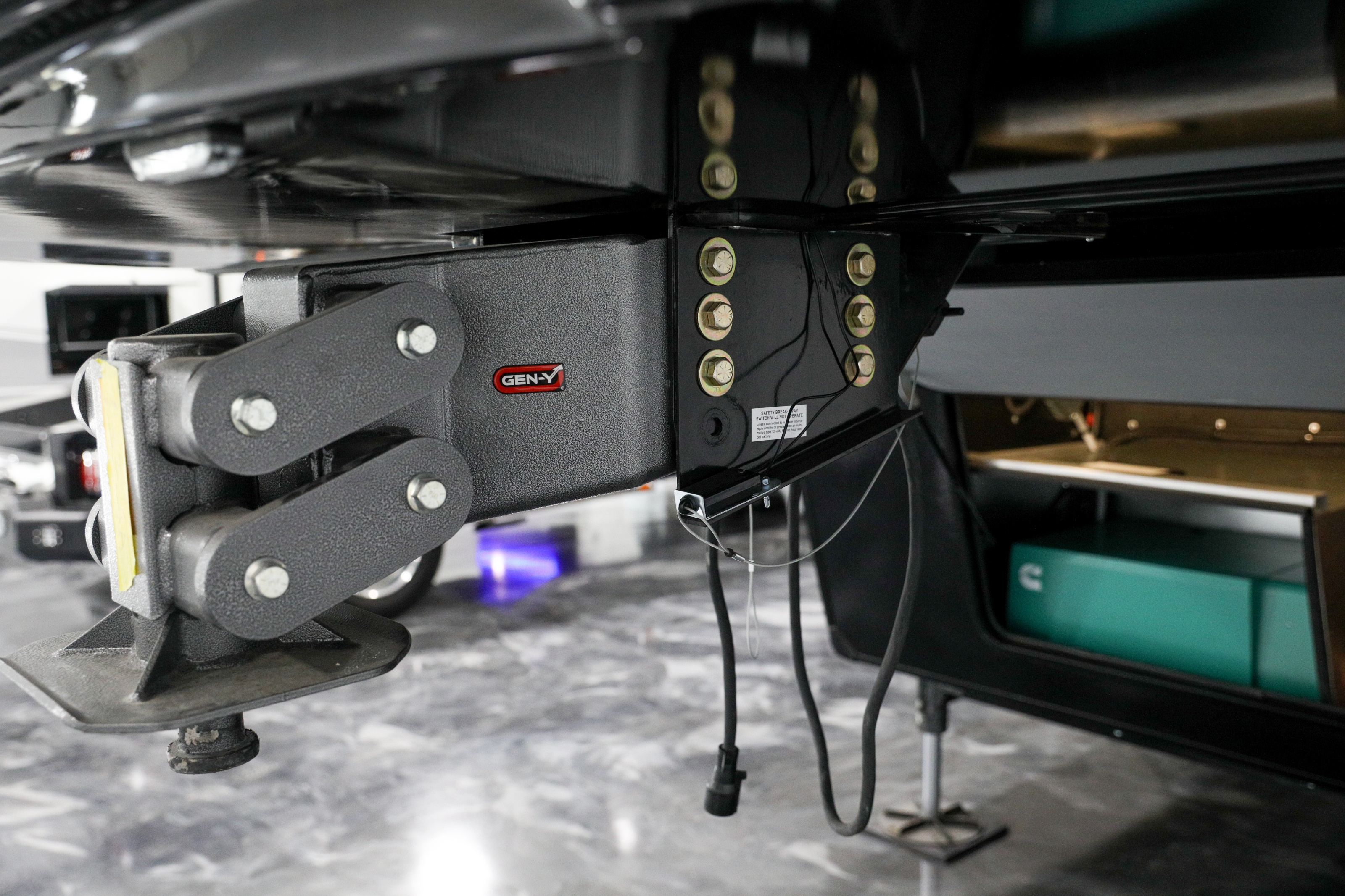 Gen-Y EXECUTIVE TORSION-FLEX Rhino Fifth Wheel King Pin Box